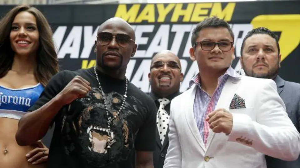 Mayweather y Maidana se agarran a empujones