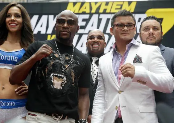 Mayweather y Maidana se agarran a empujones