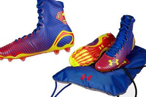 Lanzan zapatos deportivos con diseño de Superhéroes