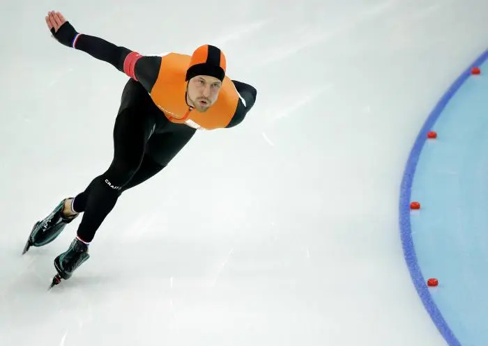 Michel Mulder en competencia de patinaje | AP