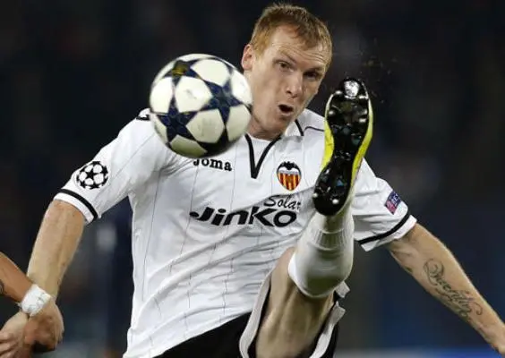 Jeremy Mathieu en un partido con el Valencia | AP