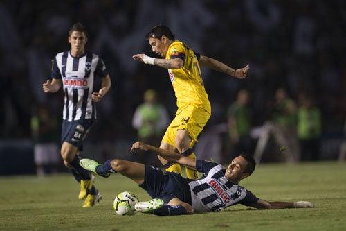 Sambueza, en un intento por burlar a la defensa de Rayados | MEXSPORT
