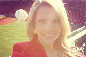 Reportera capta momento justo cuando pelota pasa por su cabeza