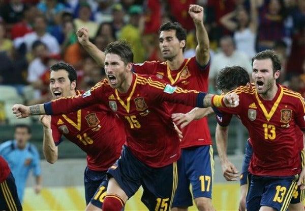 Los españoles corrieron desde media cancha para celebrar el triunfo con Navas | AP