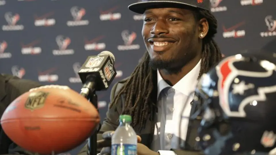 Texanos firman a Jadeveon Clowney