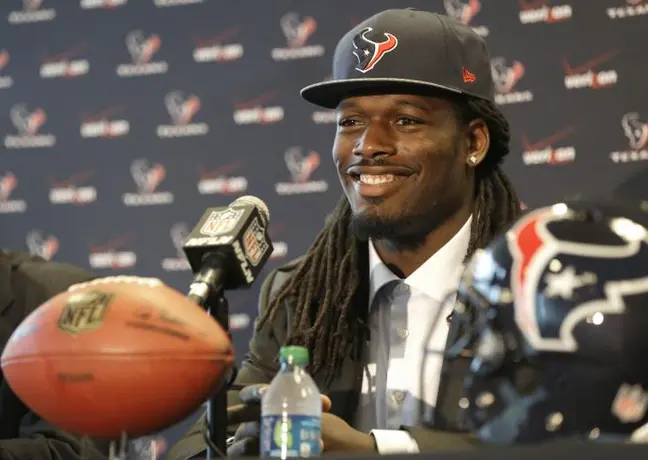 Texanos firman a Jadeveon Clowney