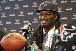 Texanos firman a Jadeveon Clowney