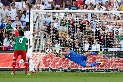 Muñoz detuvo el penalti a Brockie y hundió las esperanzas neozelandesas | MEXSPORT