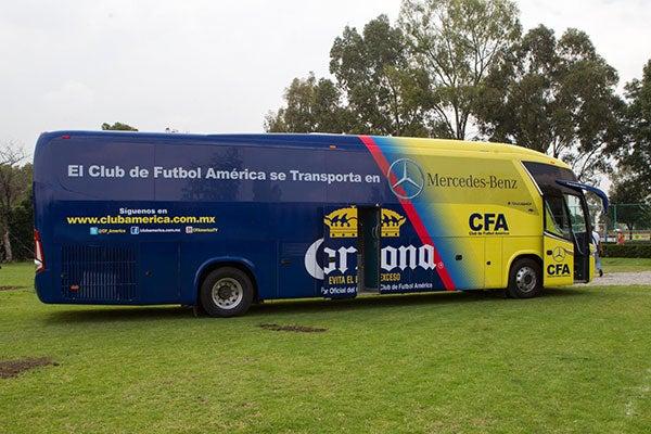 El conjunto azulcrema está de estreno con el nuevo autobús que los trasladará. | BERNARDO MALDONADO