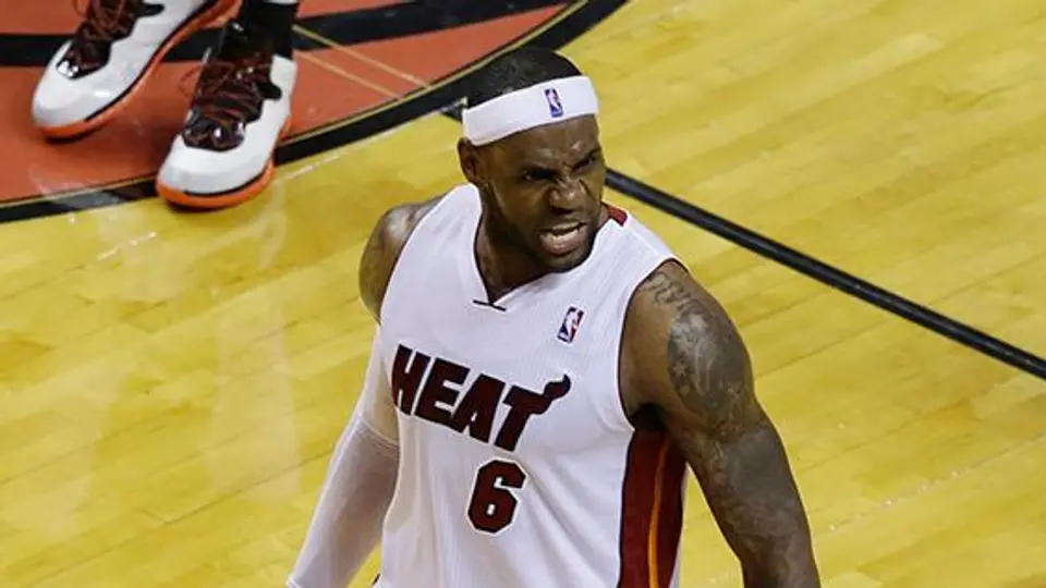 LeBron luce y el Heat amplía ventaja sobre Pacers