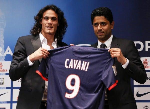 Cavani y Al Khelaifi muestran el '9' que portará el charrúa | EFE