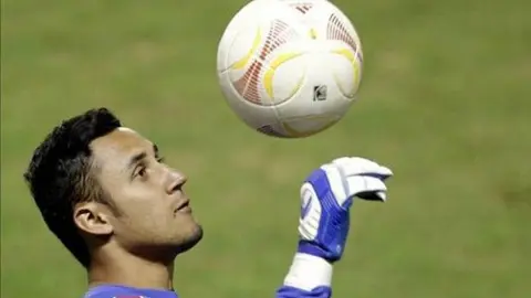 Keylor Navas dona guantes con los que atajó penalti a Barcelona