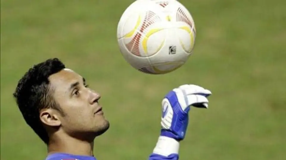 Keylor Navas dona guantes con los que atajó penalti a Barcelona