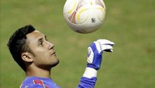 Keylor Navas dona guantes con los que atajó penalti a Barcelona