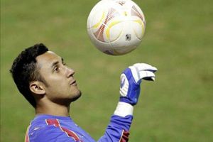 Keylor Navas dona guantes con los que atajó penalti a Barcelona