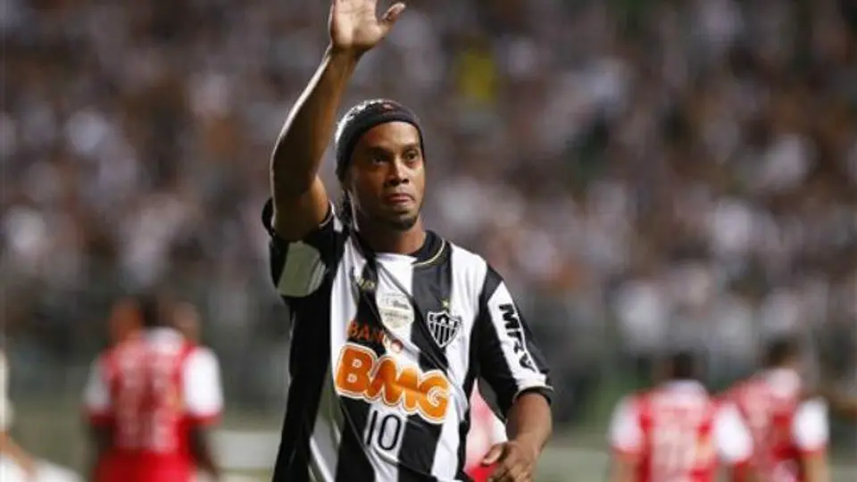 Ronaldinho llega tarde a entrenar tras cantar en carnaval