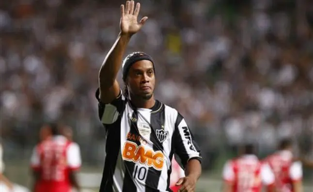 Ronaldinho llega tarde a entrenar tras cantar en carnaval