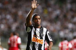 Ronaldinho llega tarde a entrenar tras cantar en carnaval