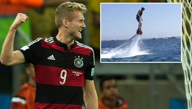 Schürrle practica jet-pack riding en sus vacaciones