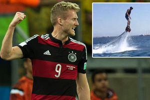 Schürrle practica jet-pack riding en sus vacaciones