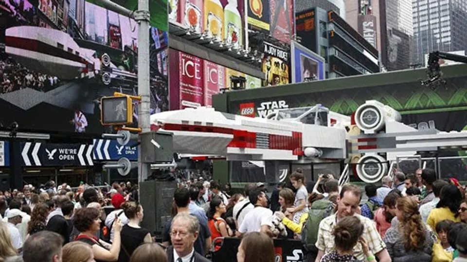 Lego exhibe réplica de nave de 'Star Wars' en NY