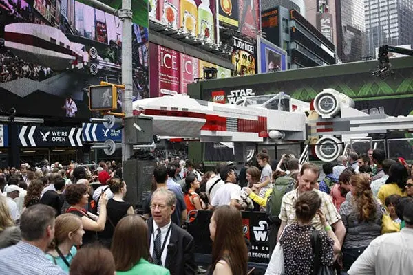 Lego exhibe réplica de nave de 'Star Wars' en NY