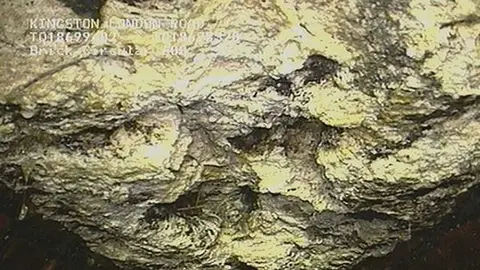 Encuentran bola de grasa de 15 toneladas en drenaje de Londres