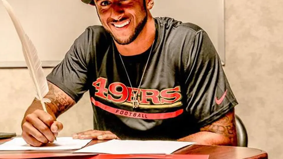 Kaepernick acuerda millonaria renovación con 49ers