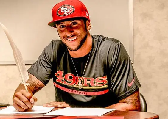 Kaepernick acuerda millonaria renovación con 49ers