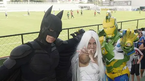 'Superhéroes' visitan a Neymar en entrenamiento de Brasil