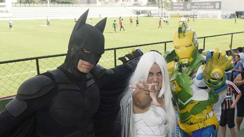 'Superhéroes' visitan a Neymar en entrenamiento de Brasil