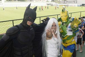'Superhéroes' visitan a Neymar en entrenamiento de Brasil
