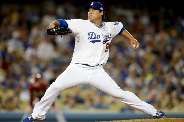 Hyun-jin Ryu lanza en el juego una bola rápida | AP