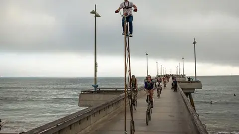 Cineasta pedalea bicicleta de 4.5 metros de altura