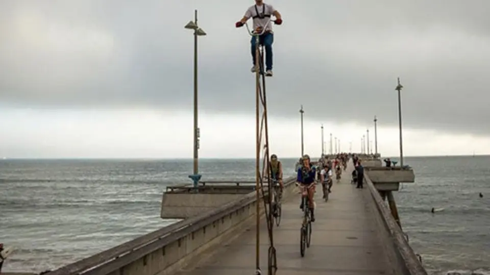 Cineasta pedalea bicicleta de 4.5 metros de altura