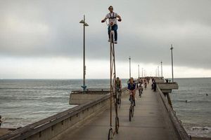 Cineasta pedalea bicicleta de 4.5 metros de altura