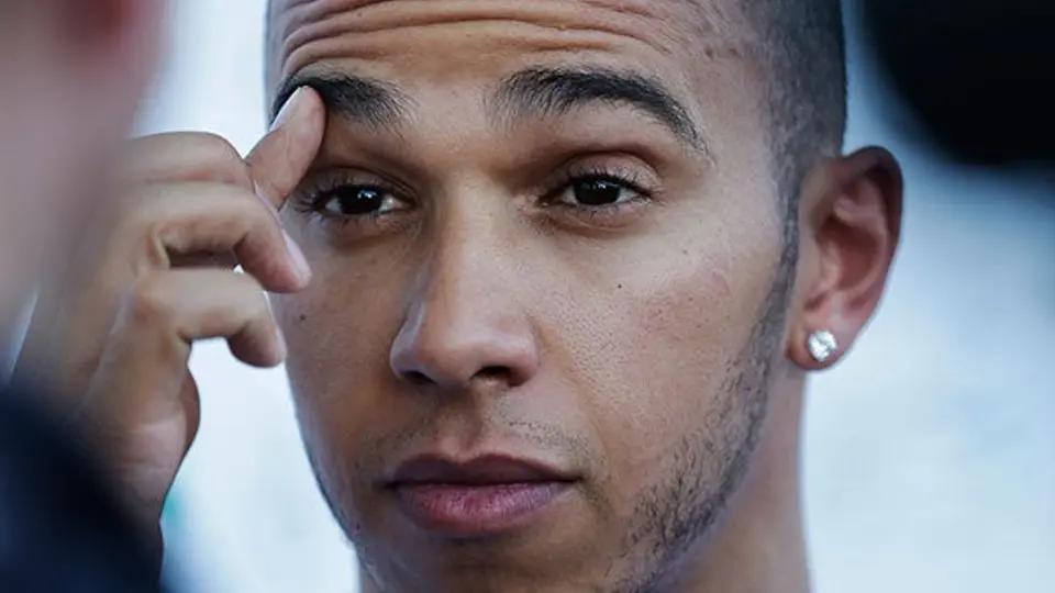 Lewis Hamilton visita escuela de samba en Brasil