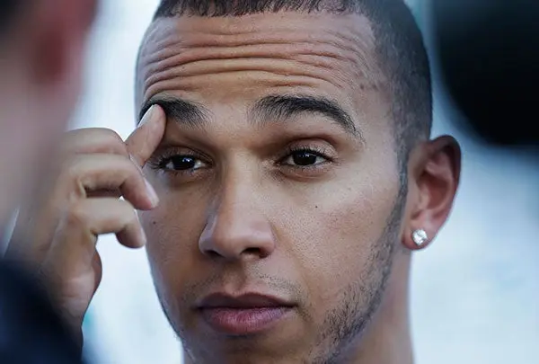 Lewis Hamilton visita escuela de samba en Brasil