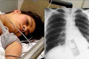 Para que su novio no lo revise... ¡se traga el celular!