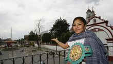 Campeona Mundial de boxeo, orgullosa de ser otomí