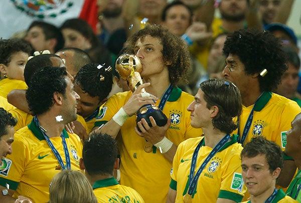 David Luiz besa el trofeo ganado por Brasil | AP
