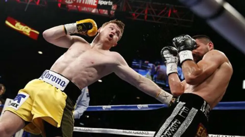 Canelo regresa con polémica victoria ante Angulo