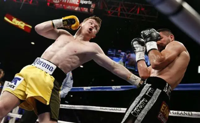 Canelo regresa con polémica victoria ante Angulo