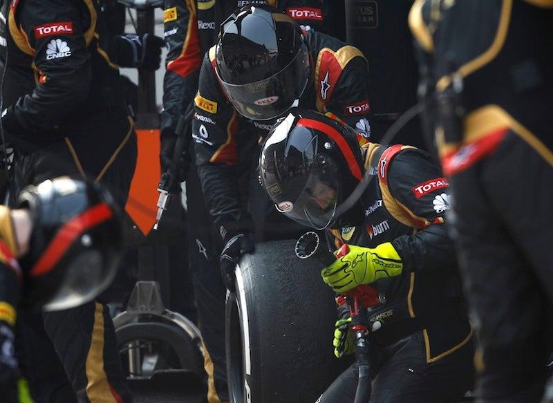 El equipo Lotus atendiendo a Kimi Raikkonen | AP