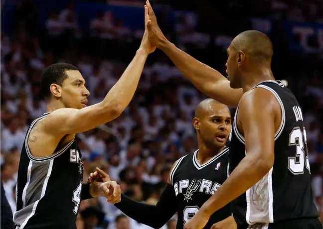 San Antonio vence a Thunder y avanza a la Final de la NBA