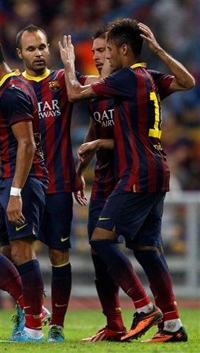 Neymar es celebrado por sus coequiperos tras marcar el segundo gol de los blaugranas | AP