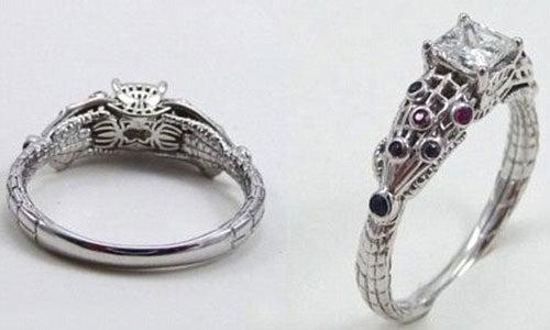 Este anillo estilo Spiderman tiene diamantes, rubíes y uno que otro zafiro; vale 5 mil 500 dólares | ESPECIAL