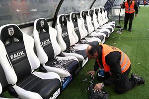 Fan es arrestado por poner sardinas en banca contraria