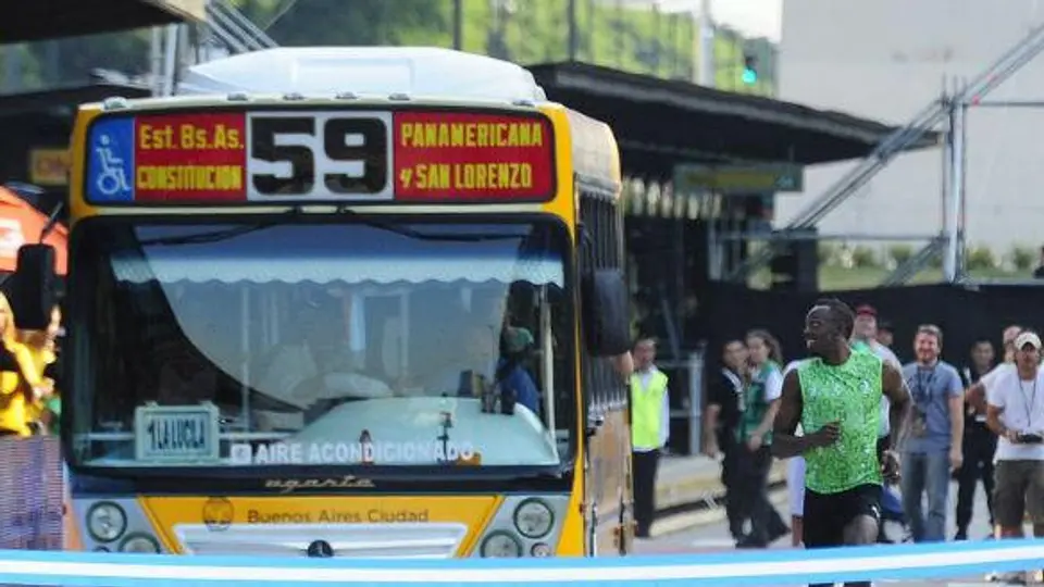 Bolt gana desafío a metrobús argentino