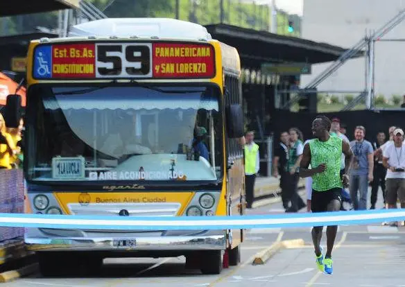 Bolt gana desafío a metrobús argentino